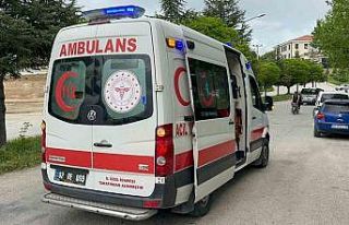 Plakasız kullandığı motosiklet ile otomobile çarpan...