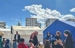 Polis depremzede çocuklara moral oluyor