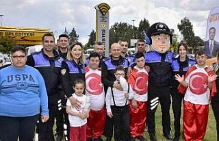 Polis, engelli çocukları unutmadı