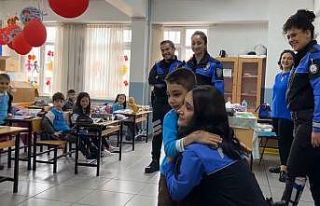‘Polis hayranı’ küçük öğrenciye polislerden...