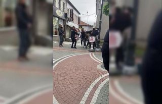 Polise yumruk atan şahsı linçten yine polis kurtardı