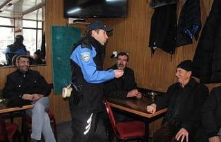 Polisler dolandırıcılık olaylarına karşı kahvehaneleri...