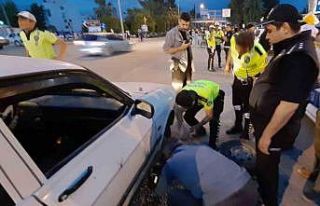 Polisler önce durdurdu, sonra patlayan lastiği değişti