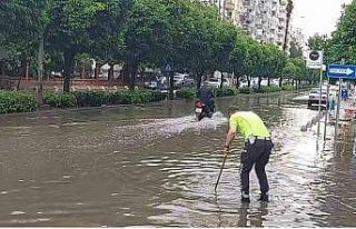 Polisten örnek davranış: Su dolu caddede tıkanan...