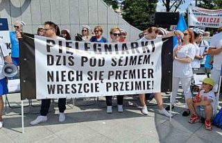 Polonya’da hemşirelerden protesto