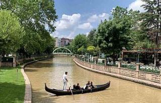 Porsuk Çayı’nın ilginç rengi gondol seferlerine...
