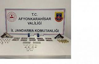 Poşetten uyuşturucu haplar ile ruhsatsız tabancalar...