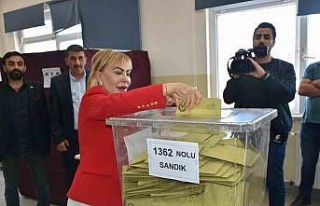 Prof. Dr. Açık, oyunu kullandı