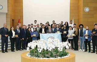 Rektör Altun, TEKNOFEST’den derece ile dönen ERÜ’lü...