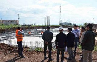 Rektör Karakoç, kampüs inşaat alanında incelemelerde...