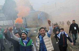 Rizespor taraftarı, takımı stada meşalelerle uğurladı