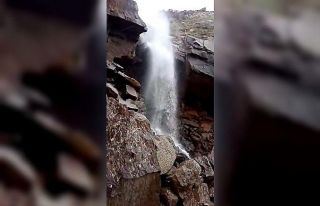 Rüzgarın etkisiyle suyu ters dönen şelaleden görsel...