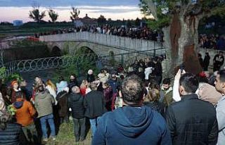 Sabahın ilk ışıklarında nehir kenarına akın...