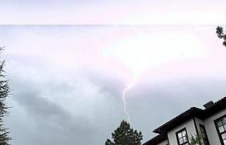 Sağanak öncesi çakan şimşekler görsel şölen...