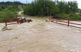 Sağanak sonrası dereler taştı yollar göle döndü