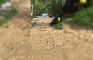 Sağanak yağış ve dolu sonrası su basan ev ve...