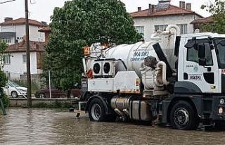 Sağanak yağmur Selendi’de su baskınlarına sebep...