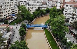 Sağanaklar Porsuk Çayı’nı kahverengiye boyadı