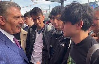 Sağlık Bakanı Koca ile gençler arasında gülümseten...