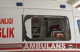 Sağlık ekiplerine saldırdı, ambulansın camını...