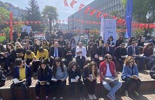 Sahil bandında kitap okudular