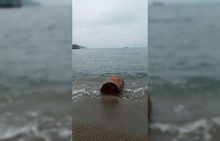 Sahile vuran varil ekipleri harekete geçirdi