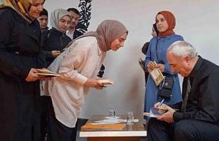 Şair Nurullah Genç sevenleriyle buluştu