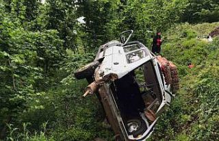 Sakarya’da otomobil şarampole devrildi: 3’ü...