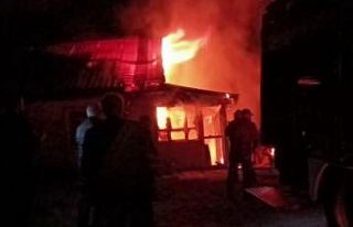 Sakarya’da tek katlı ev alev alev yandı