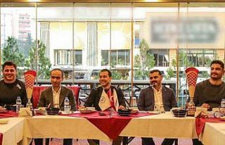 Şampiyon güreşçiler yemekte bir araya geldi