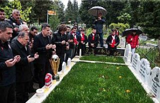 Şampiyonluk kupası merhum Samsunsporluların mezarında