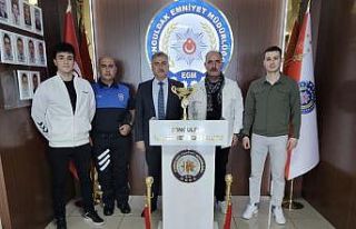 Şampiyonluk kupasını İl Emniyet Müdürü’ne...