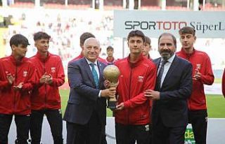 Şampiyonluk kupasını TFF Başkanı Büyükekşi...