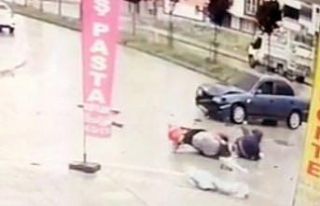 Samsun’da otomobilin 2 motosiklete çarpma anı...