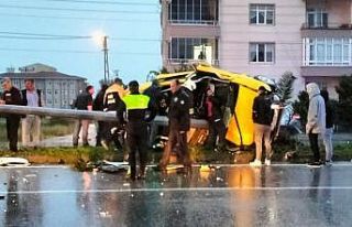 Samsun’da ticari taksi direğe çarptı: 2 yaralı