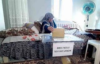 Sandığa gidemeyenlere ‘seyyar sandık’ gitti