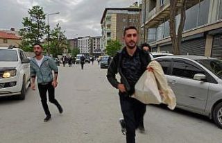 Sandık görevlileri geç kalmamak için koşarak...