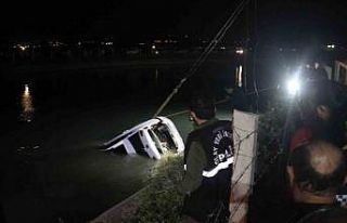 Şanlıurfa’da araç sulama kanalına devrildi:...