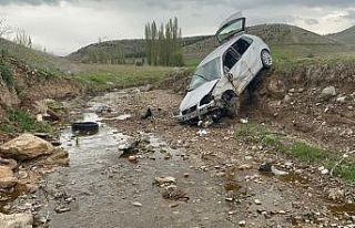 Şarampolden aşağı uçup dereye düşen otomobilin...
