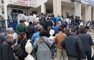 Seçim kurulunda oy çuvalı kuyruğu