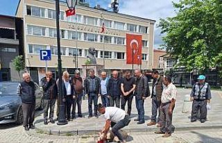 Seçim sonuçları için ilçe meydanında kurban...