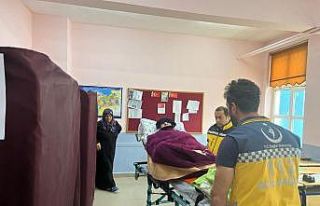 Sedyeyle oy kullanmaya geldi