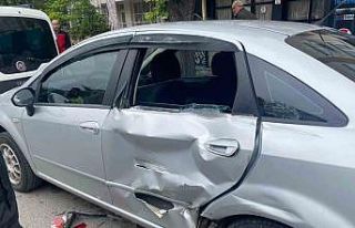 Şehir içine giren tır, araçları biçti: Otomobiller...
