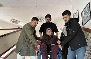 Şehit eşi tekerlekli sandalye ile sandık başına...