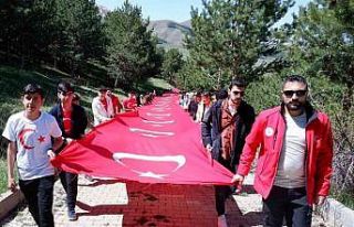 Şehitler için üç bin rakımlı tepeye çıktılar