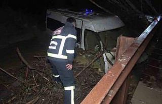 Sel suları minibüsü dereye yuvarladı: Suya kapılan...