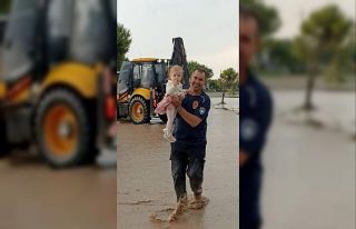 Sel sularının sürüklediği otobüste mahsur kalan...