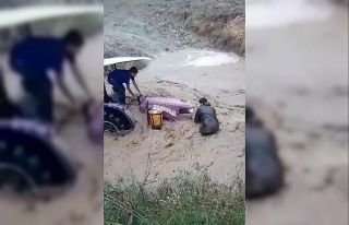 Sele kapılan traktörü kurtarmak isterken az daha...