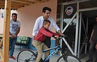 Selendi’de en çok kitap okuyan öğrenci bisiklet...