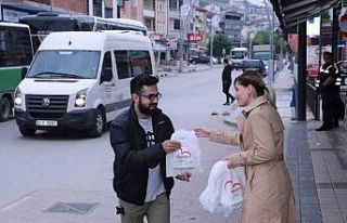 Servis bekleyen vatandaşlara iç ısıtan ikram